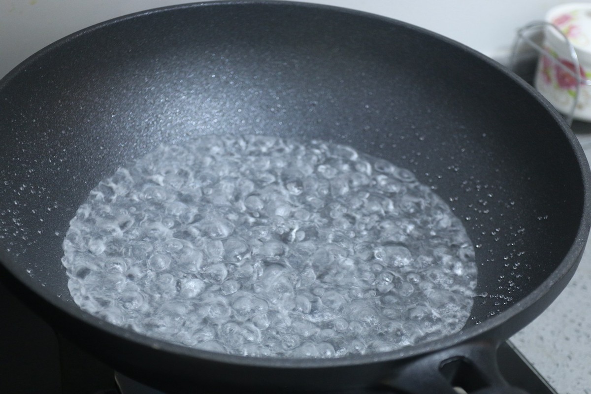 红伞伞遇上厚底锅 九阳晶钻，网友惊呼：不用躺板板