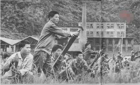 对越作战女神炮手，不用瞄准镜、炮盘炮架，用