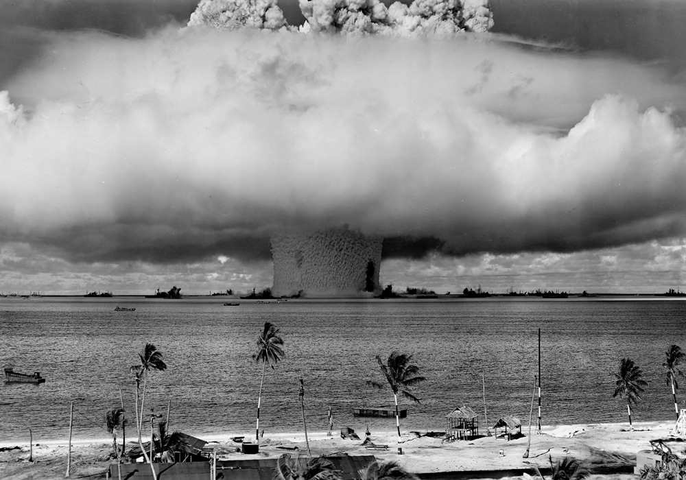 海底引爆原子弹多可怕？200万吨海水炸上天，巨浪掀翻美国军舰