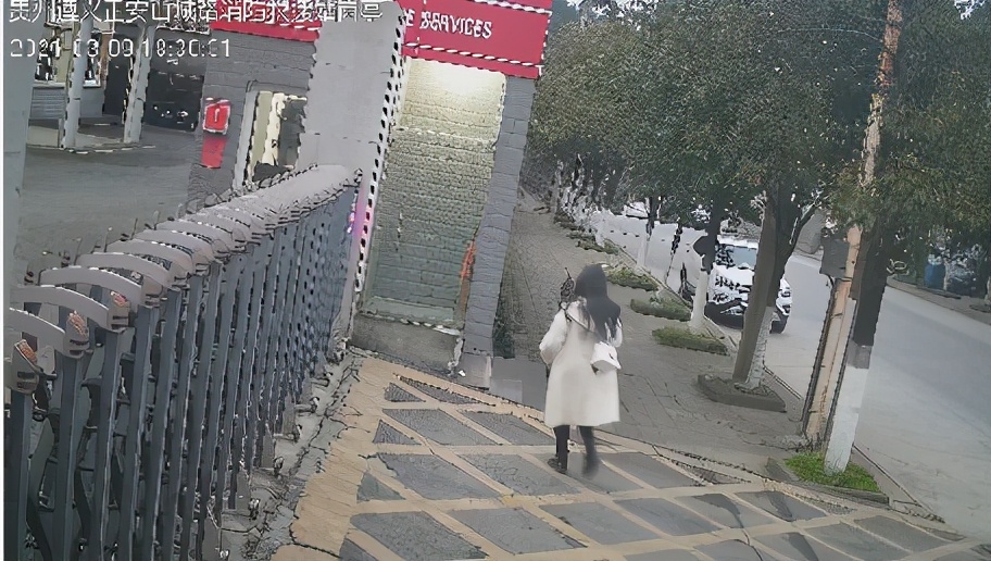 给消防站送来饮料的女孩，原来她曾经接受过帮助