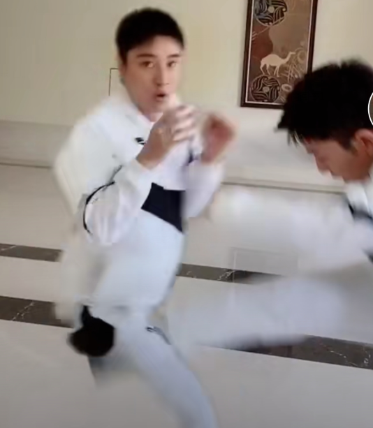 李小璐和闺蜜自拍疑暗讽贾乃亮：我不稀罕你！