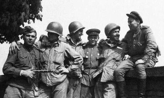 普京下跪：跪下是总统，站起来是国家