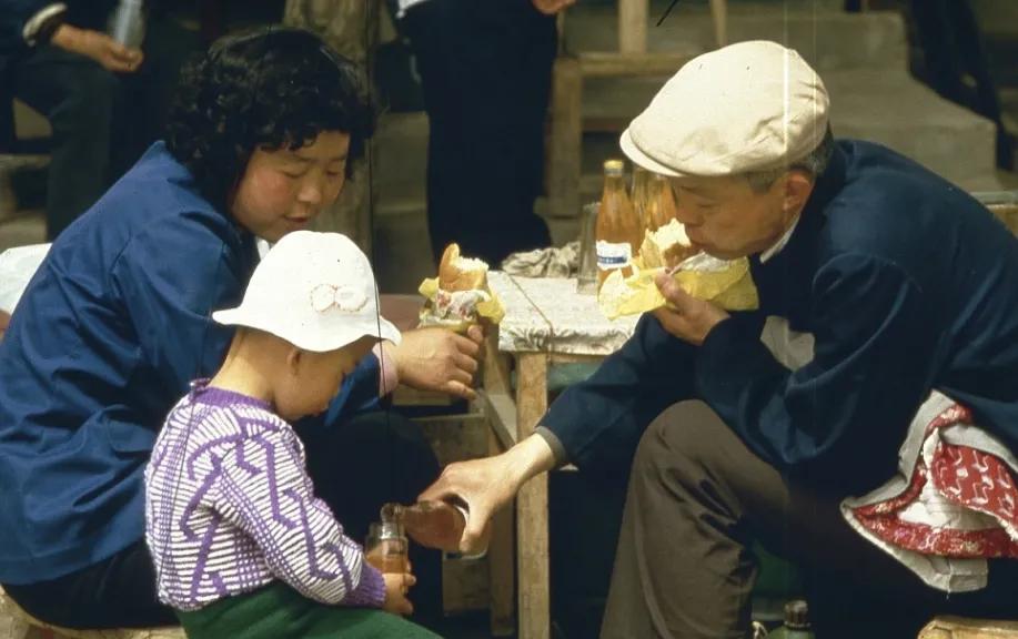 四十年前，一般工人的月工资四五十元，相当于现在多少钱呢？