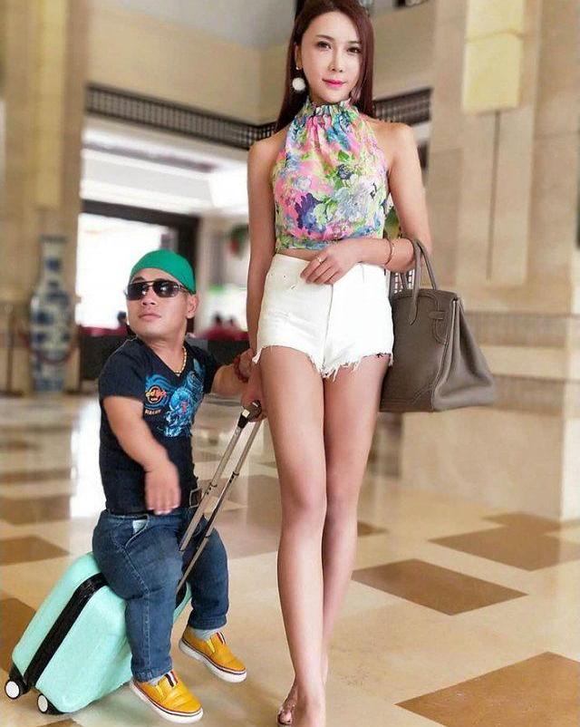 女星为了走性感路线，第一任老公侏儒，第二任