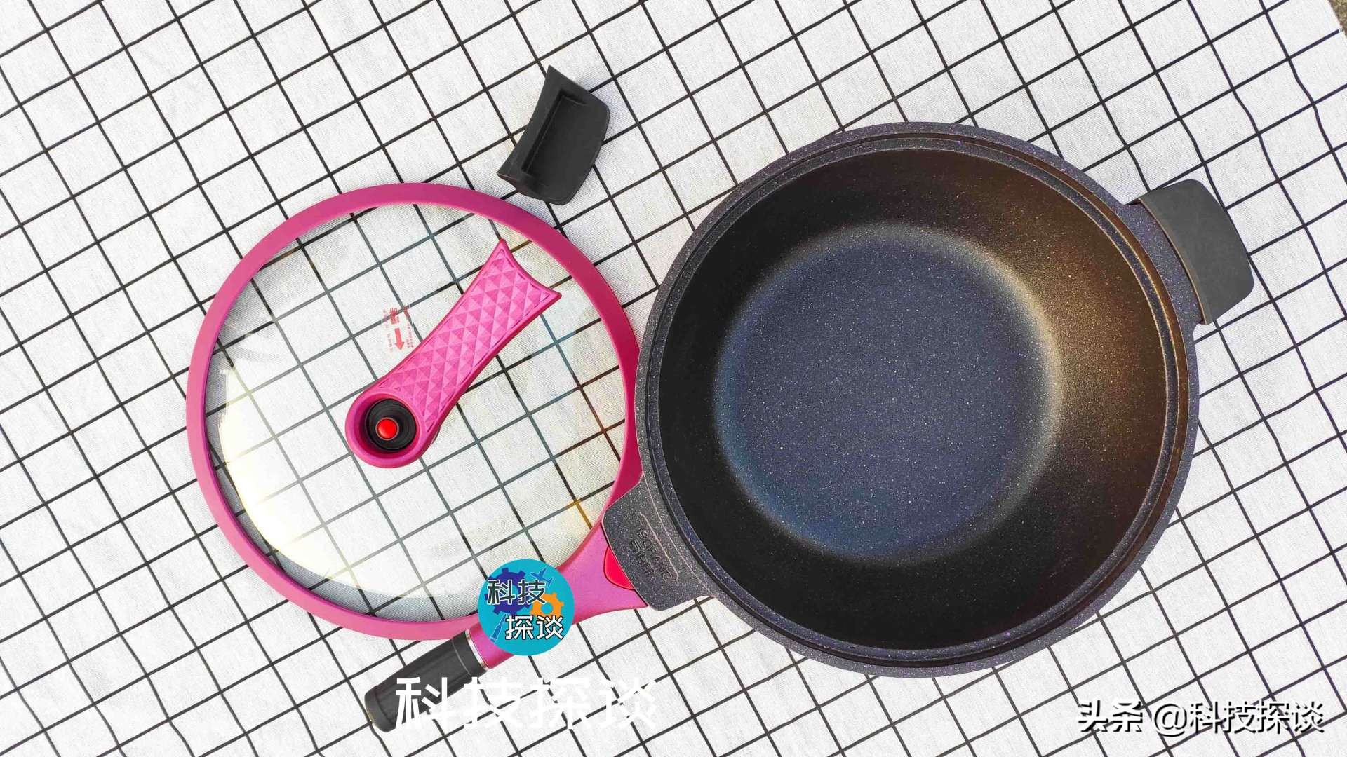 吃鸡啦，还加了土豆、青椒、茄子和豆芽，帝伯朗钛钻不粘锅挺好用
