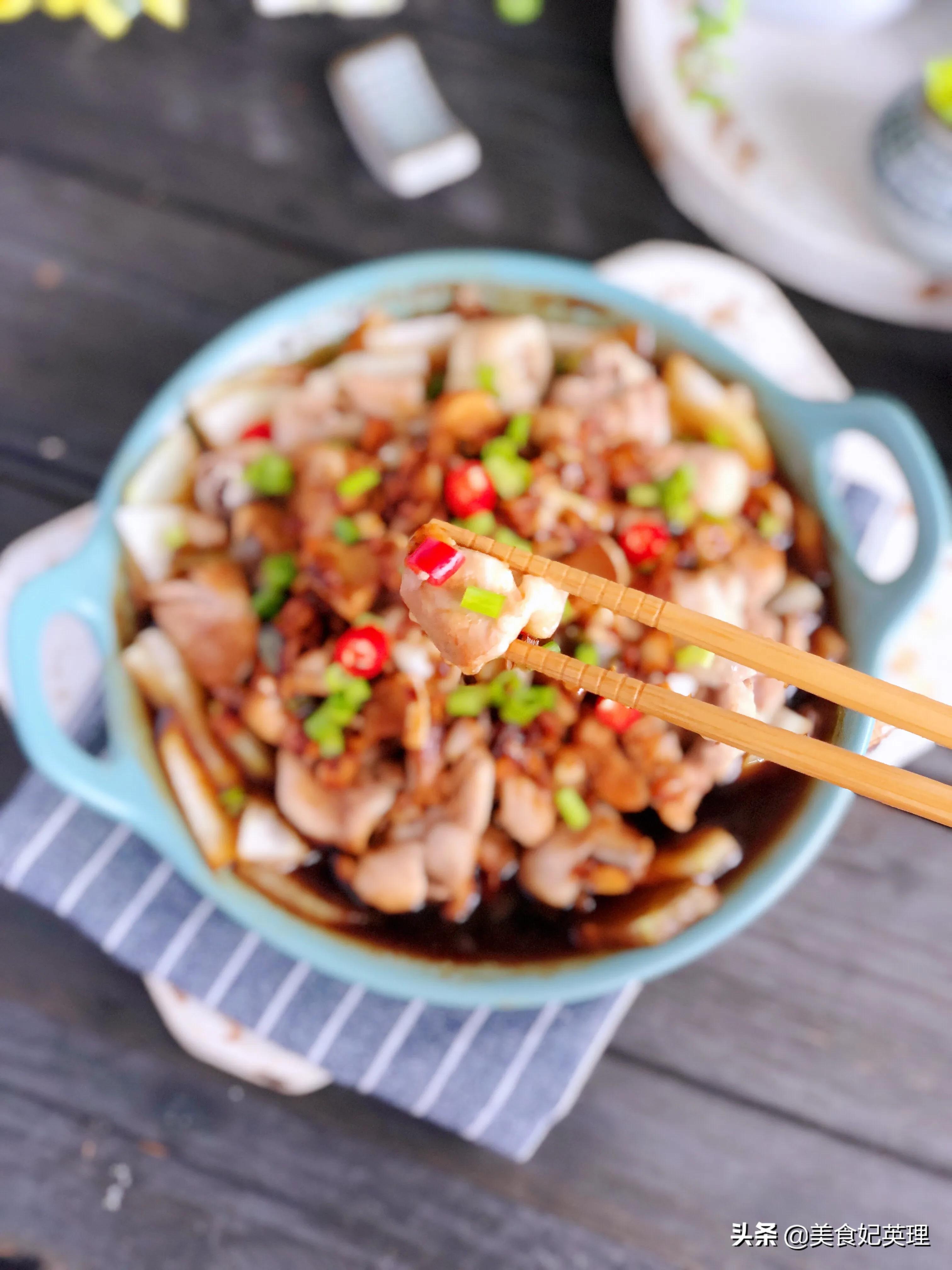 鸡腿这样做嫩滑入味儿，不放一滴油超简单，有肉有菜5分钟就上桌