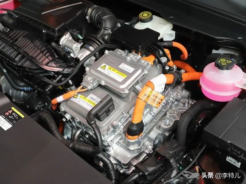 比亚迪“夏”曝光了：插电混动4.9秒破百，百公