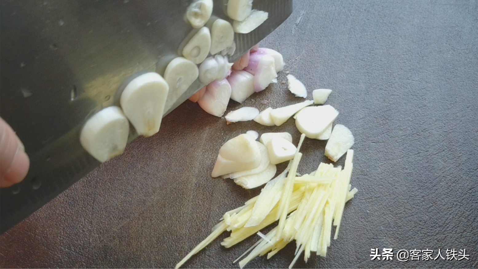 油豆腐加1块鱼腩，教你一个懒人又好吃做法，嫩滑味美没一点腥味