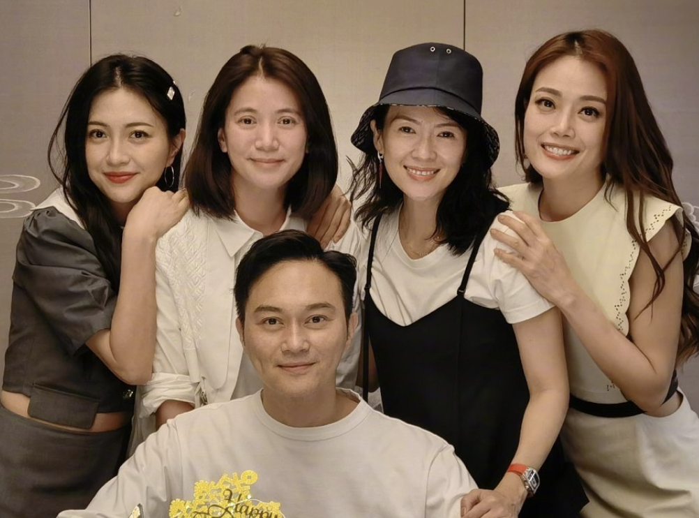 张智霖为袁咏仪庆生，甜喊“美女”祝其美貌如花，自己赚钱养家