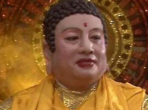 他把如来佛祖演成本人，每次一进寺庙，所有人都跪着叫他“佛祖”