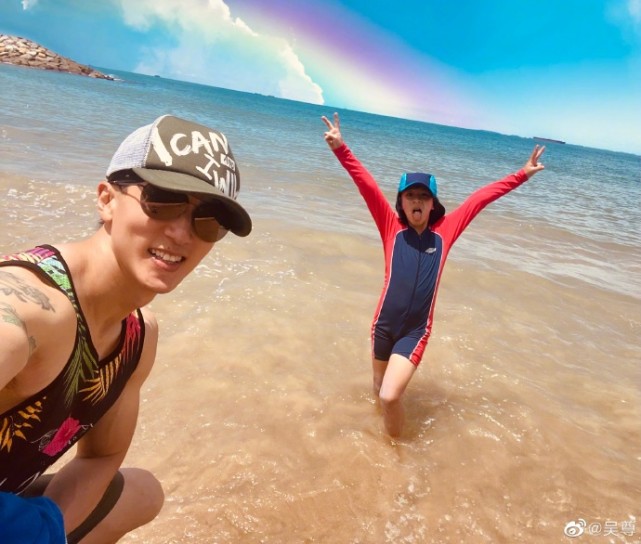 吳尊曬全家度假照表白：離不開家人，Neinei穿泳裝被讚超模