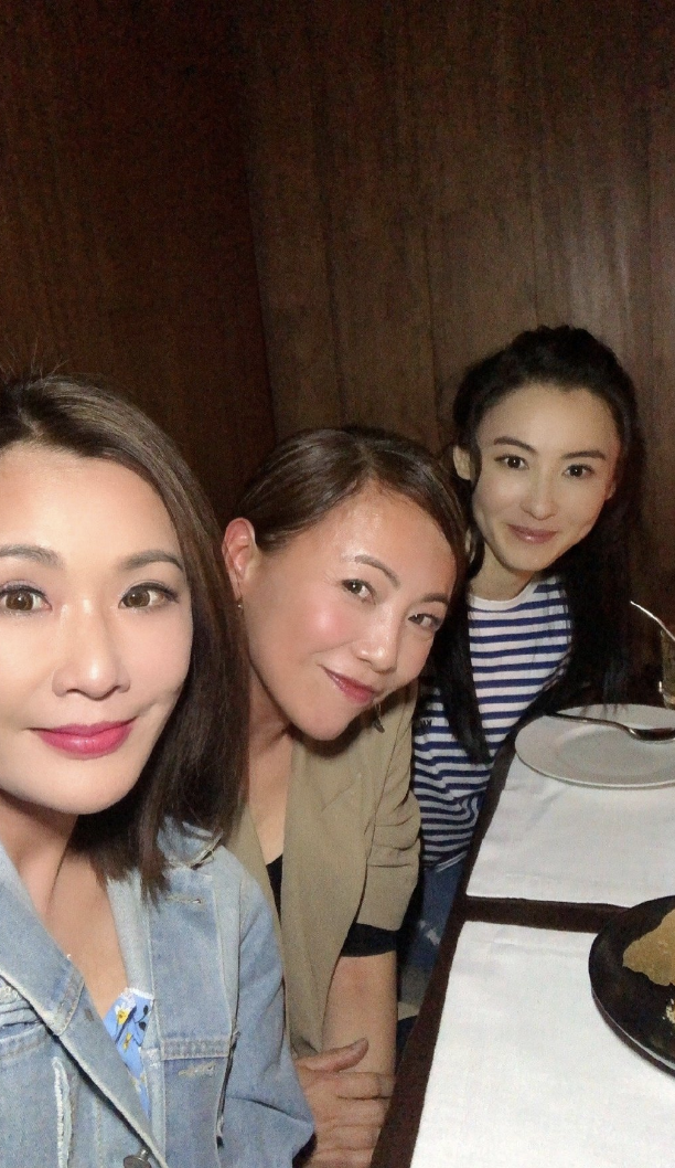 張柏芝41歲慶生照曝光，穿藍白條紋顯年輕，張文慈鄧萃雯相伴左右