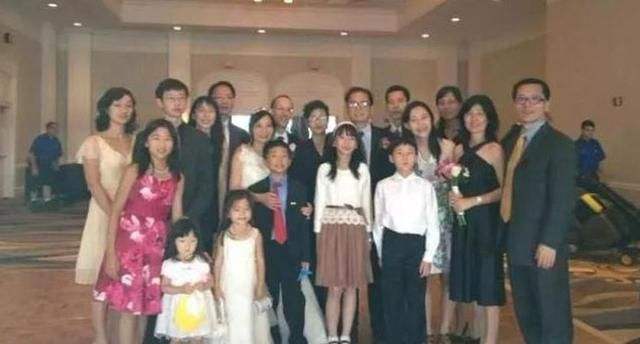 他被称为\"博士老爹\"，6个孩子5个博士，