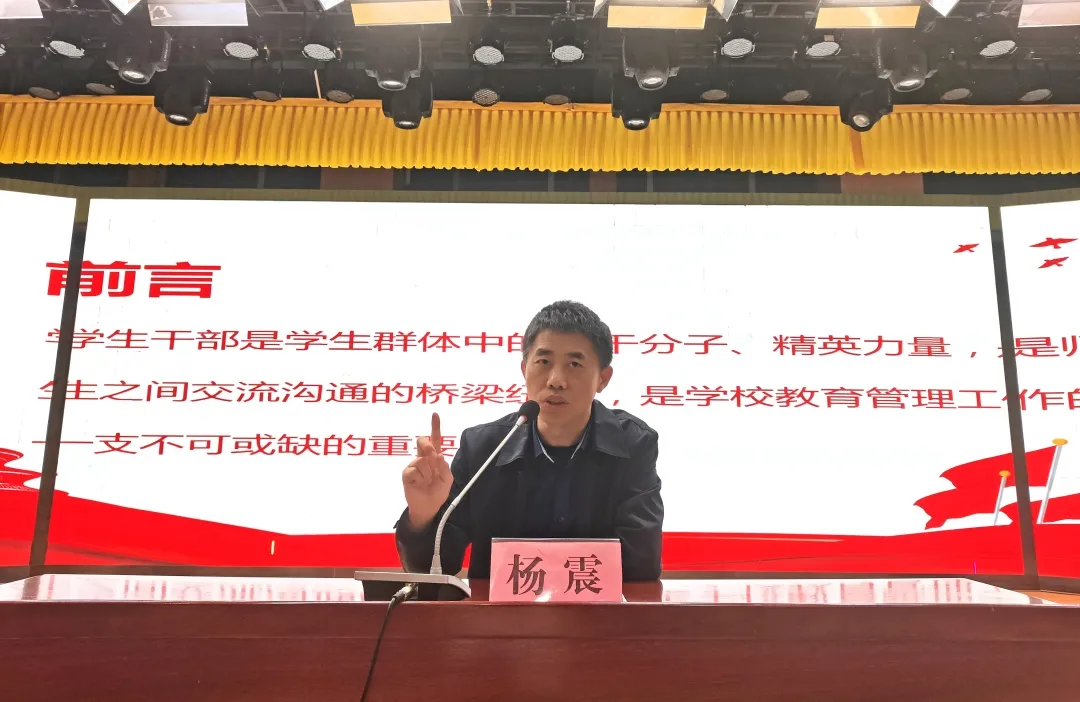 四川民生资讯 南充师范学校举行学生干部代表座谈会