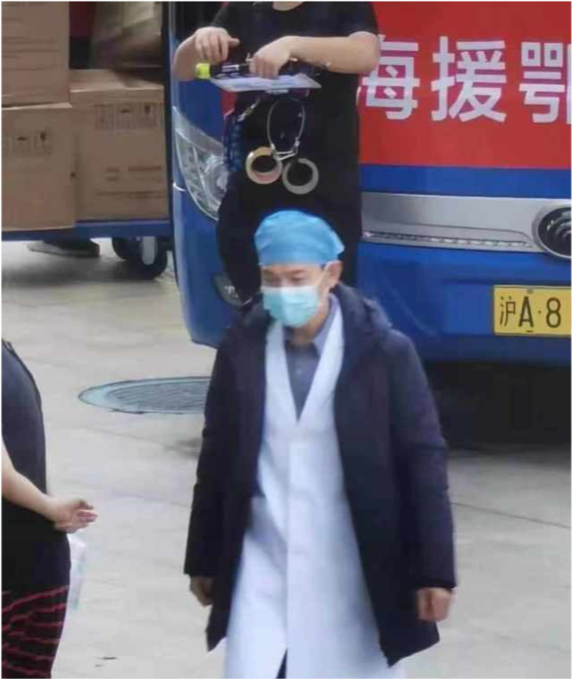 劉德華八歲女兒入院，由媽媽爺爺陪著檢查心臟，華仔暫未能返港