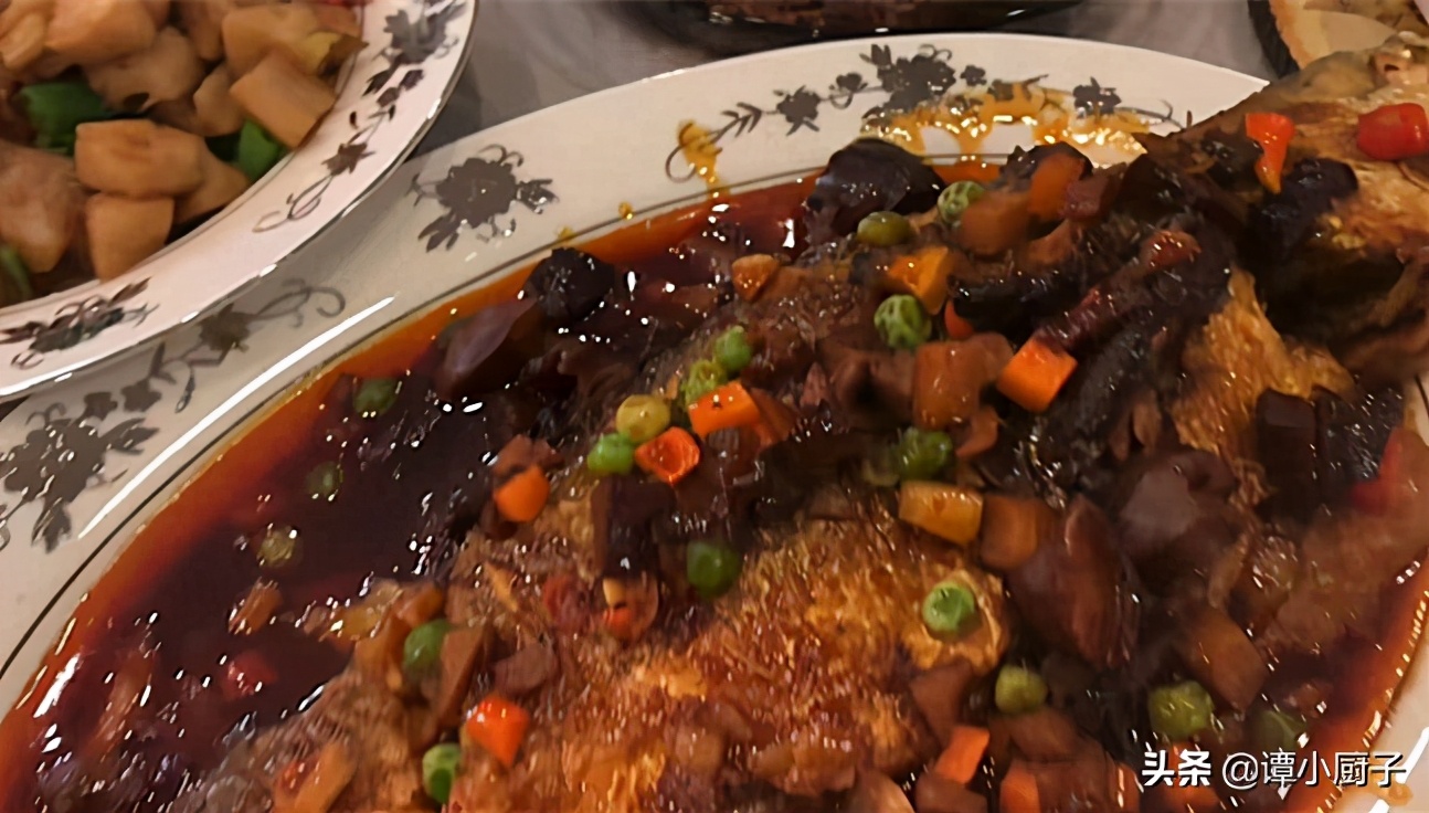 明星黄磊晒年夜饭，亲自下厨做18道大菜，网友：