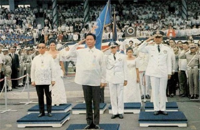 菲律宾前总统，带300箱行李、上百亿逃往美国，