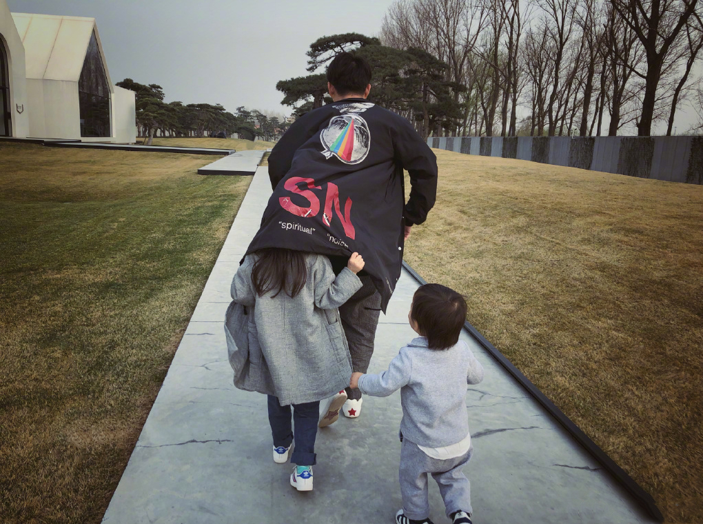 黄磊儿子罕露侧脸，颜值引发争议，“完美避开