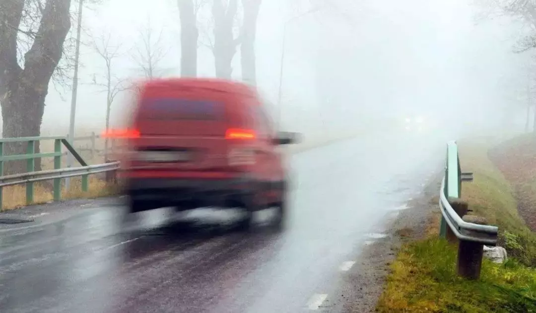 为什么一到下雨天，路上的司机们全都不会开车了？