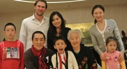张艺谋比妻子大31岁，比丈母娘大11岁，全家合影