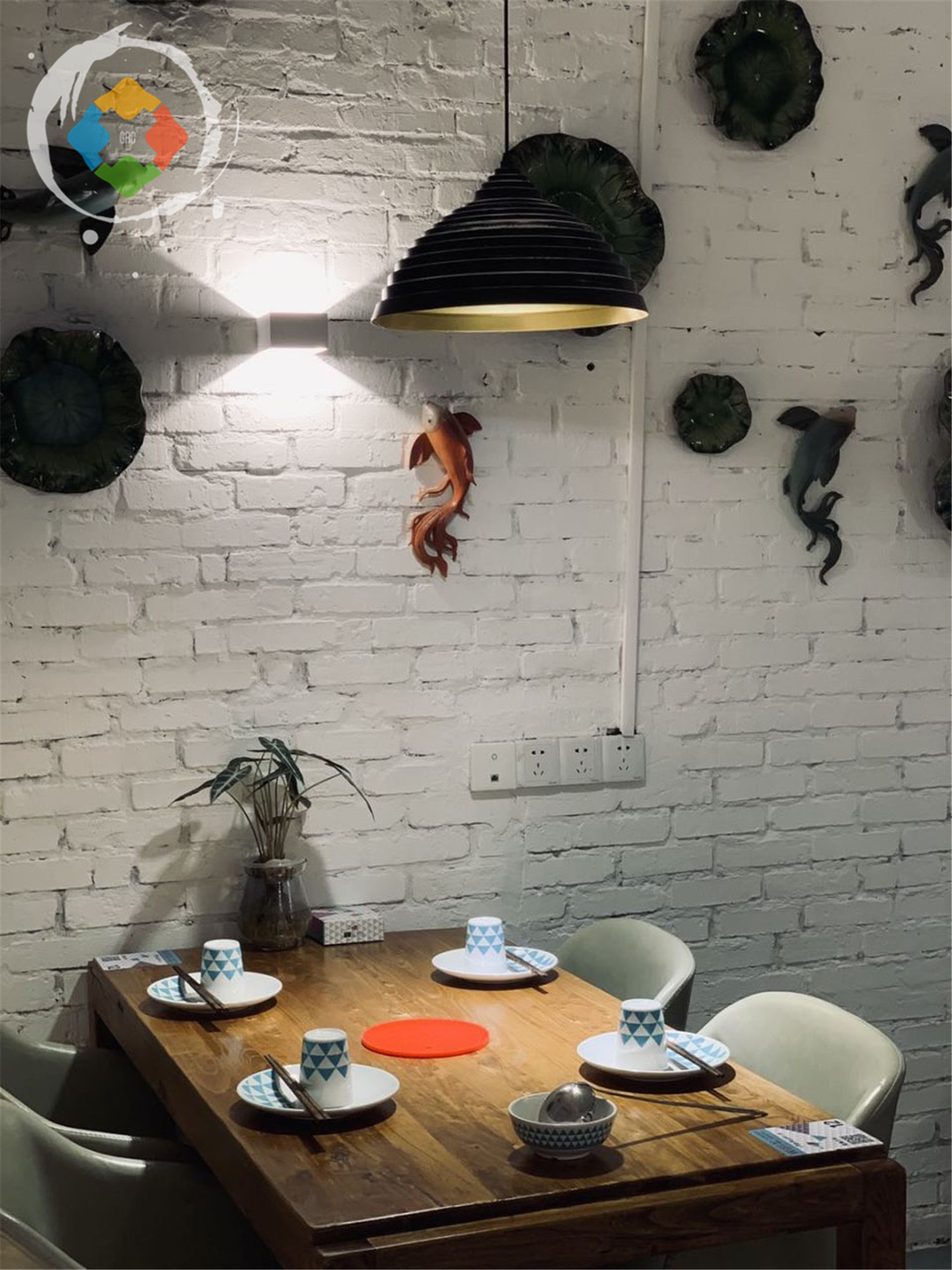 重庆噱头十足的耗儿鱼火锅，在美国打广告，特色蘸料有5种食材