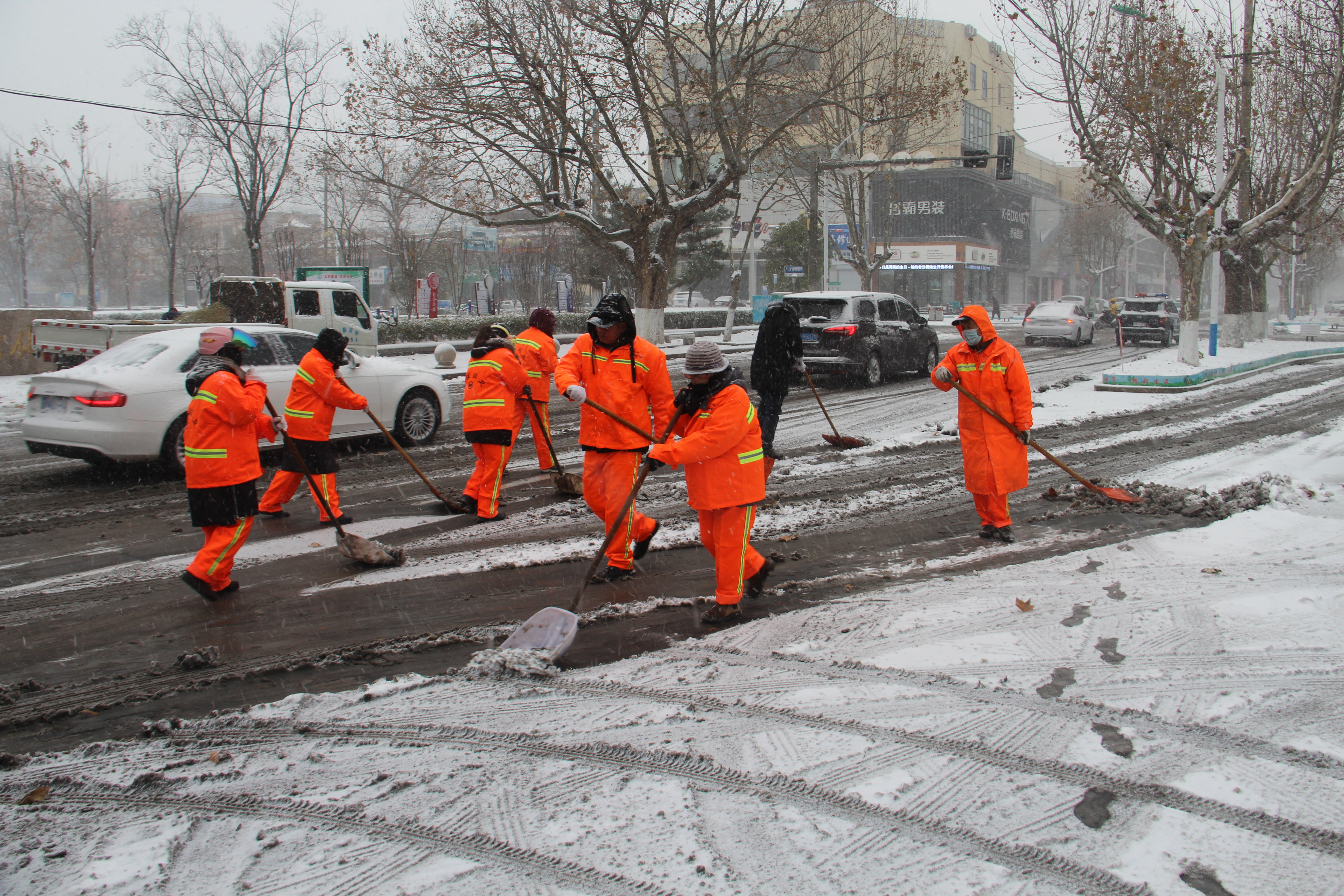 临沭县综合行政执法局全员出动扫冰雪确保市民安全出行