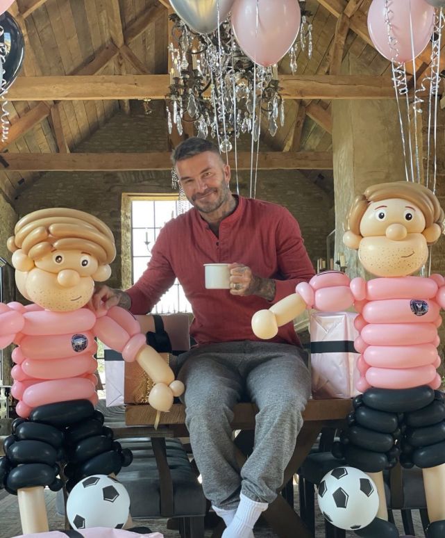 貝克漢姆曬愛妻與孩子們合影送祝福，小七奶萌笑容超可愛