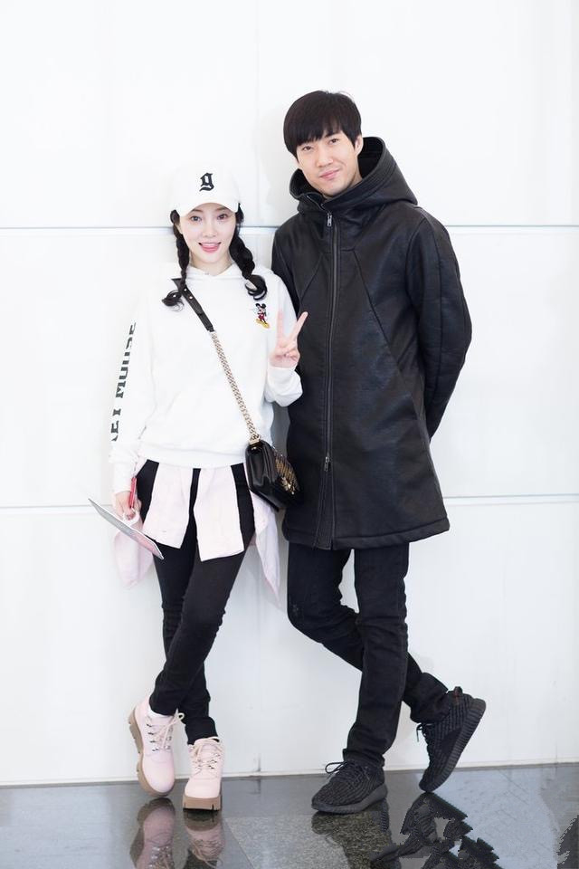 李小璐街拍真瘦，卫衣里套衬衫也不臃肿，看身