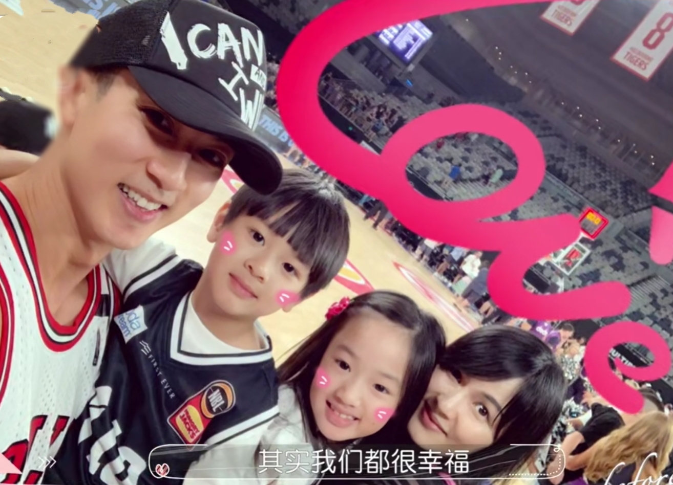 吴尊晒照为75岁爸爸庆生，十几口人同框人丁兴旺，可惜妈妈已离世