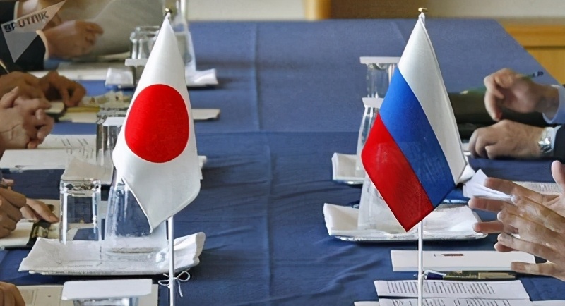 俄罗斯撞翻日本渔船，日本扣押船员，突发事件到底将何去何从？