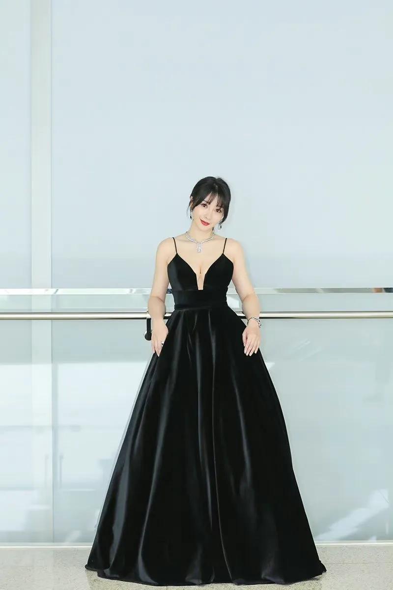 Liu Yan wears a long dress with suspenders, which outlines sexy curves ...