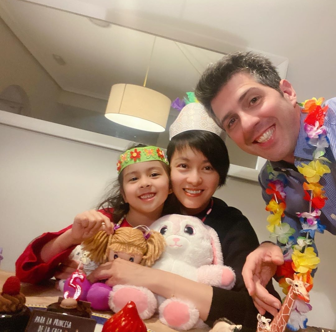梁詠琪曬23年前後對比照，展現同款笑容，肌膚緊緻容顏未改