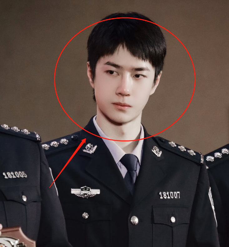王一博穿警服出席活动，离开八级p图待遇后，这脸蛋我没眼花吧？
