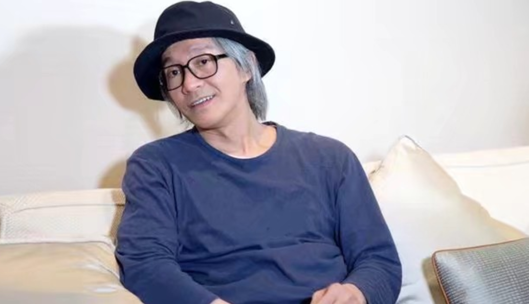 周星驰现身法庭排场大，状态放松自信十足，感情几度波折令人惋惜