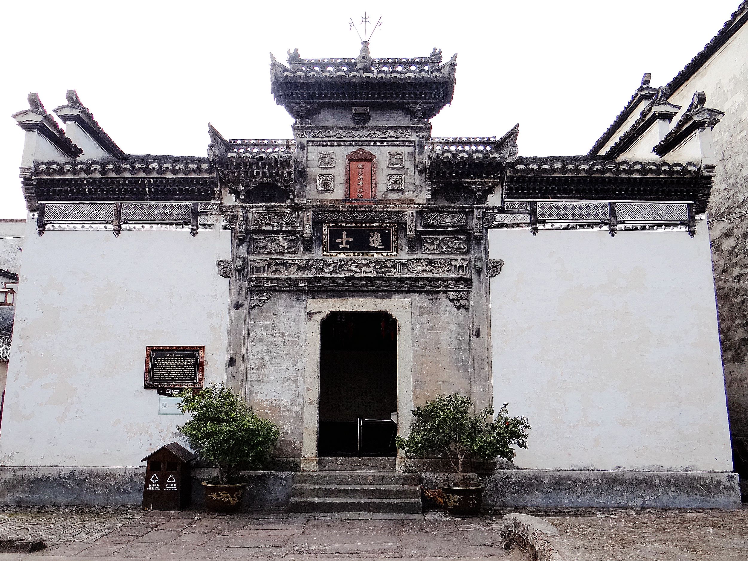 诸葛八卦村构建神奇，后世子孙多以医药为业，这是为了什么原因？
