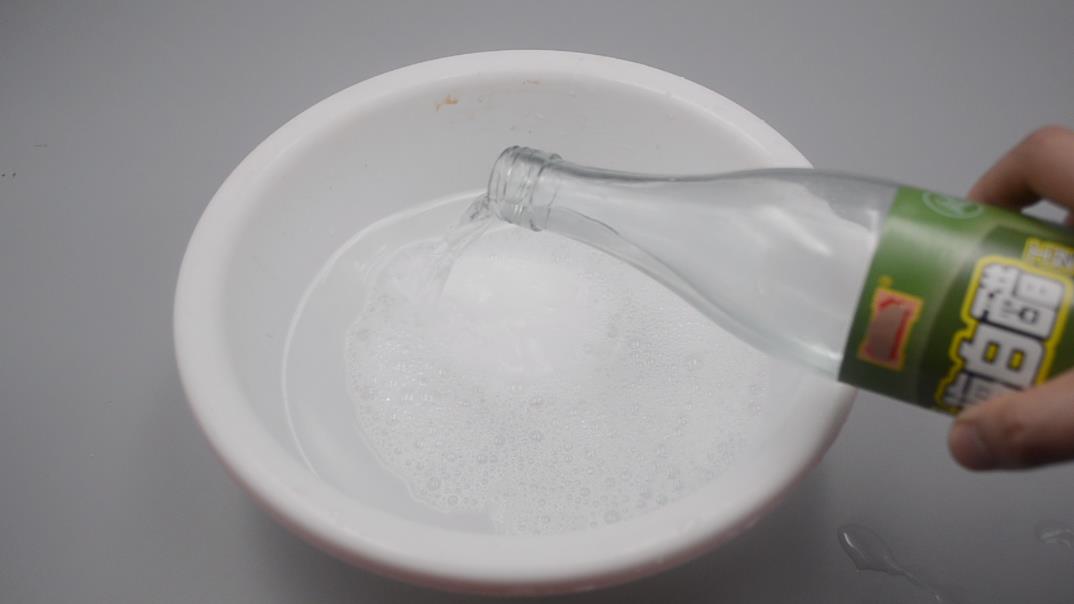 不管菜籃子多髒多油，不用刷子刷，只需泡一泡，污漬輕鬆洗乾淨