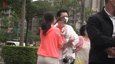 郭碧婷帶娃出行，倆保姆一保鏢護駕，向華強抱孫女溜滑梯童心未泯