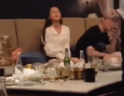 王思聪懒理风波，疑与新女伴KTV嗨唱整晚，孙一