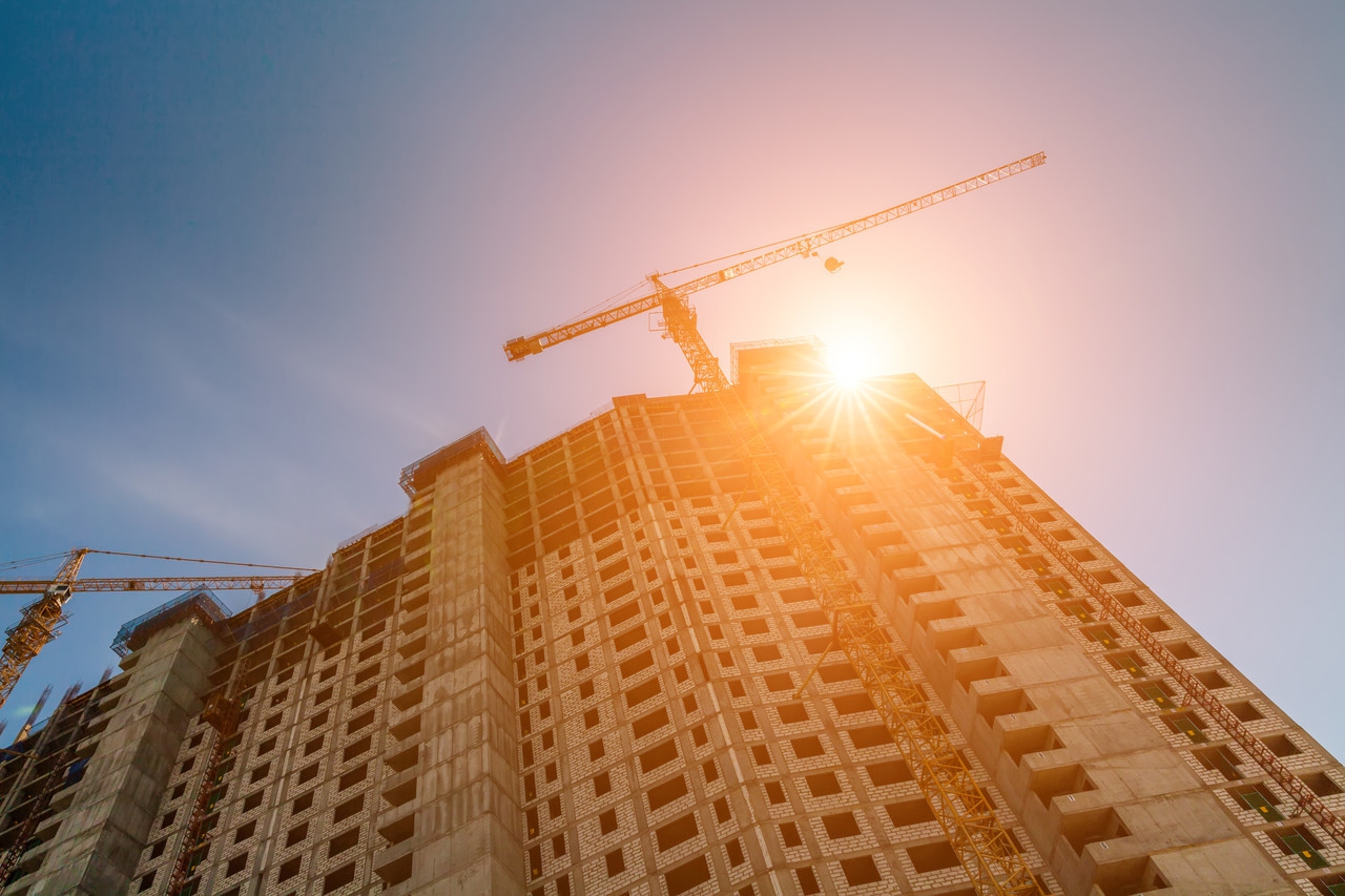 头盔大涨价的启示：目标不要说，就是干；基建投资、房地产