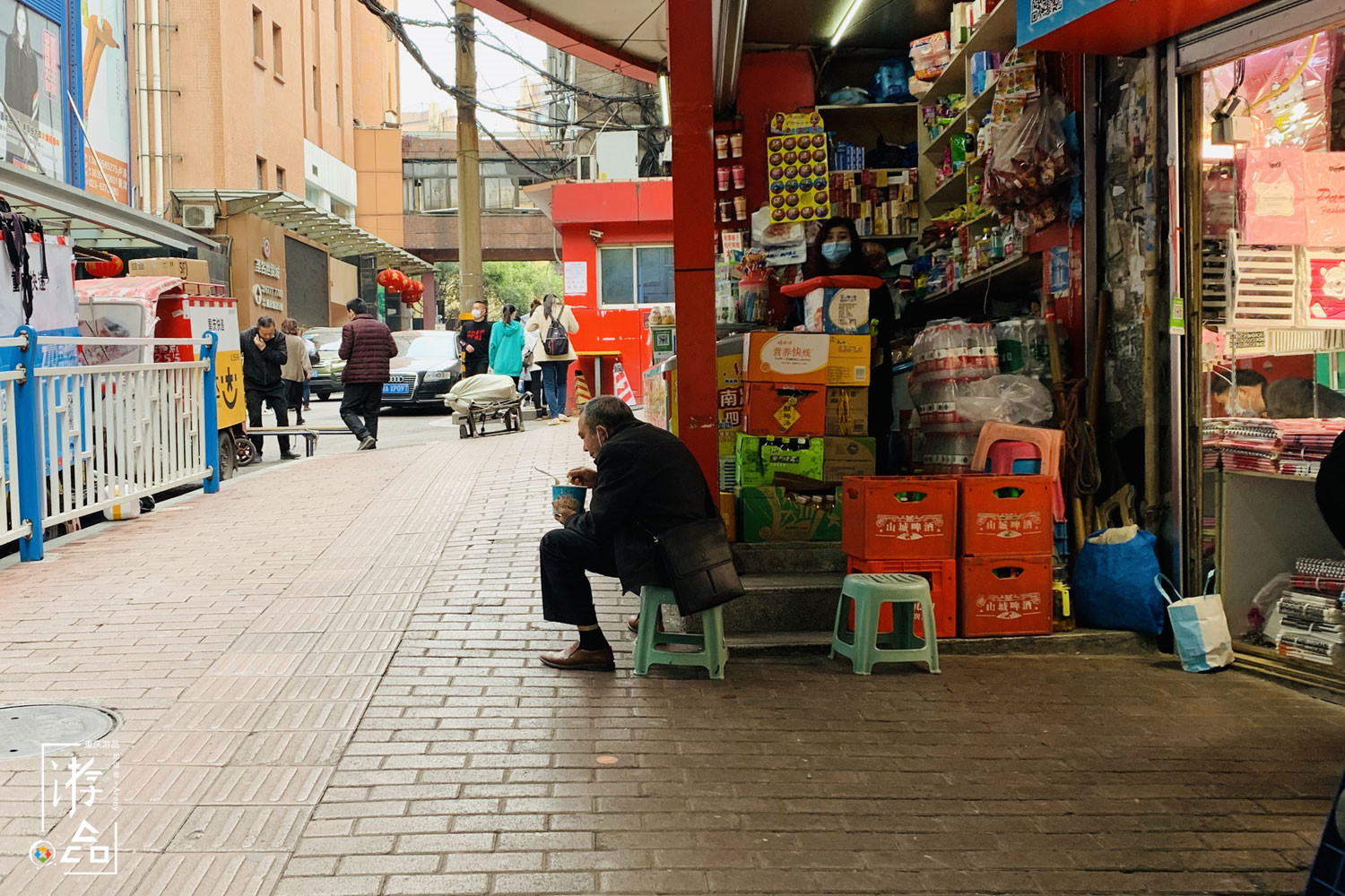 重庆朝天门万象：与时间赛跑，午餐在路上，也在汽车的后备箱里