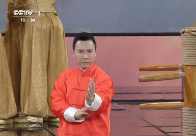 郭晶晶攜夫貼春聯，穿3年前舊衣擋不住高貴氣，三個娃眉眼都像媽