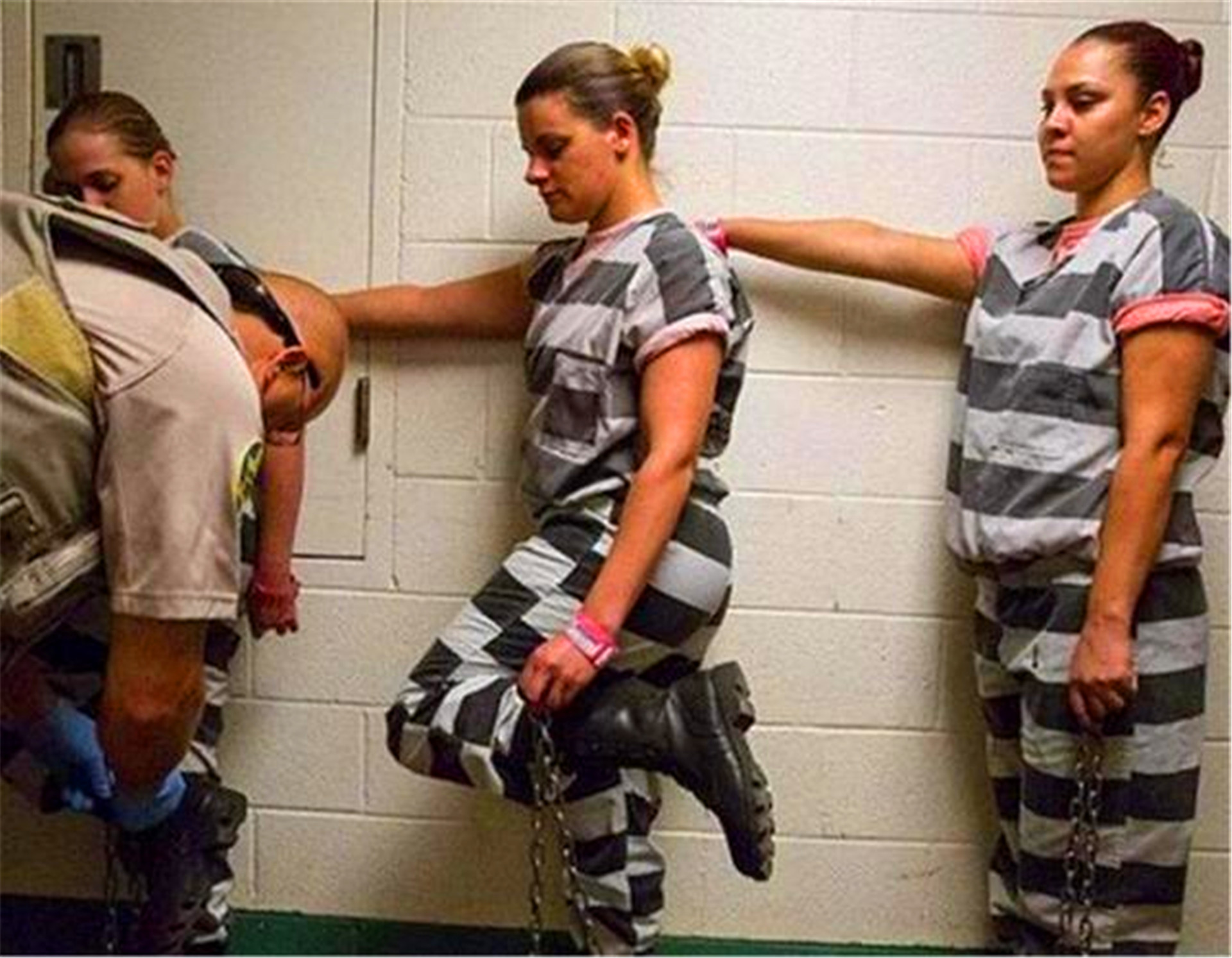 美国黑老大监狱称王：买通13个狱警，4个女狱警