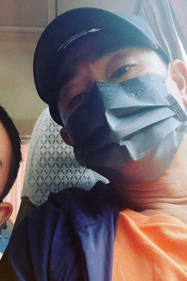 陈小春8岁儿子近照罕曝光！Jasper招风耳抢镜，父子俩大浓眉一样