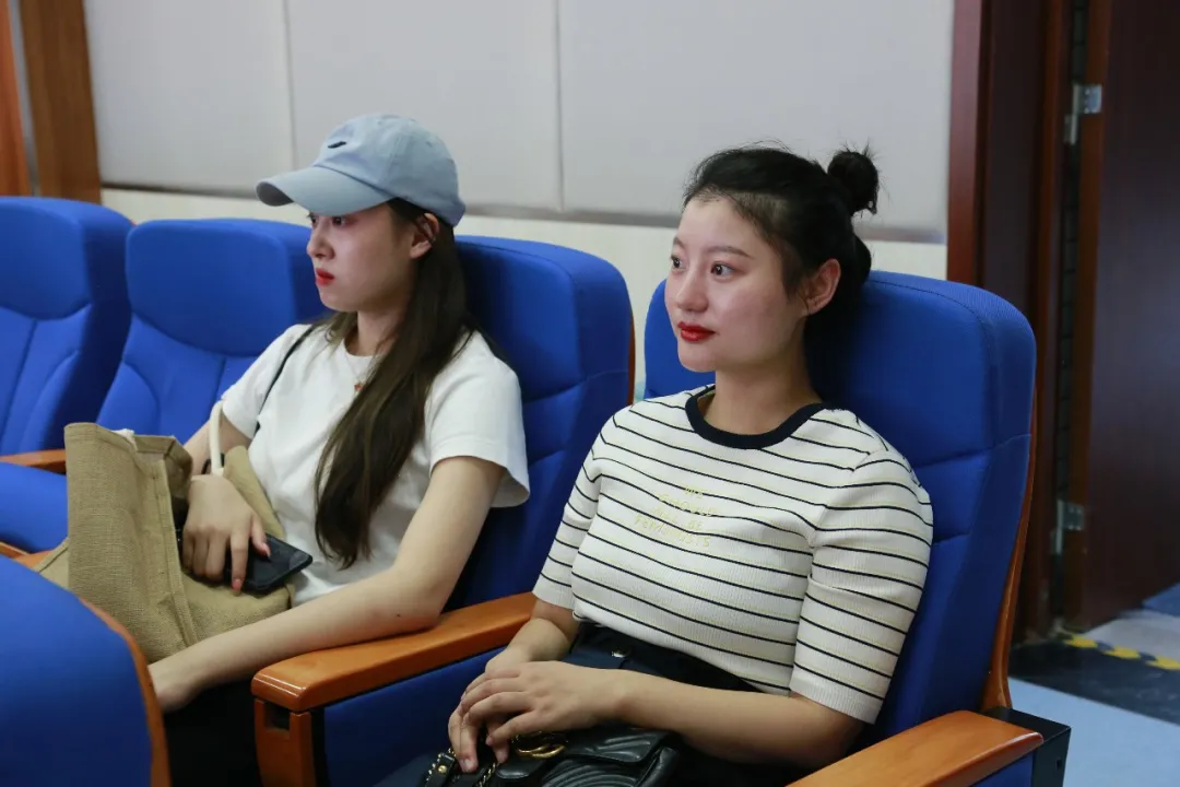 四小、华阳小学“两校一体化”教师培训会