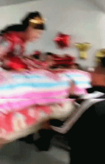 爆笑的动图：新娘不下床，连床一起抬走啊！