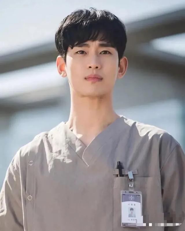 《虽然是精神病但是没关系》开播8.7，除了腹肌