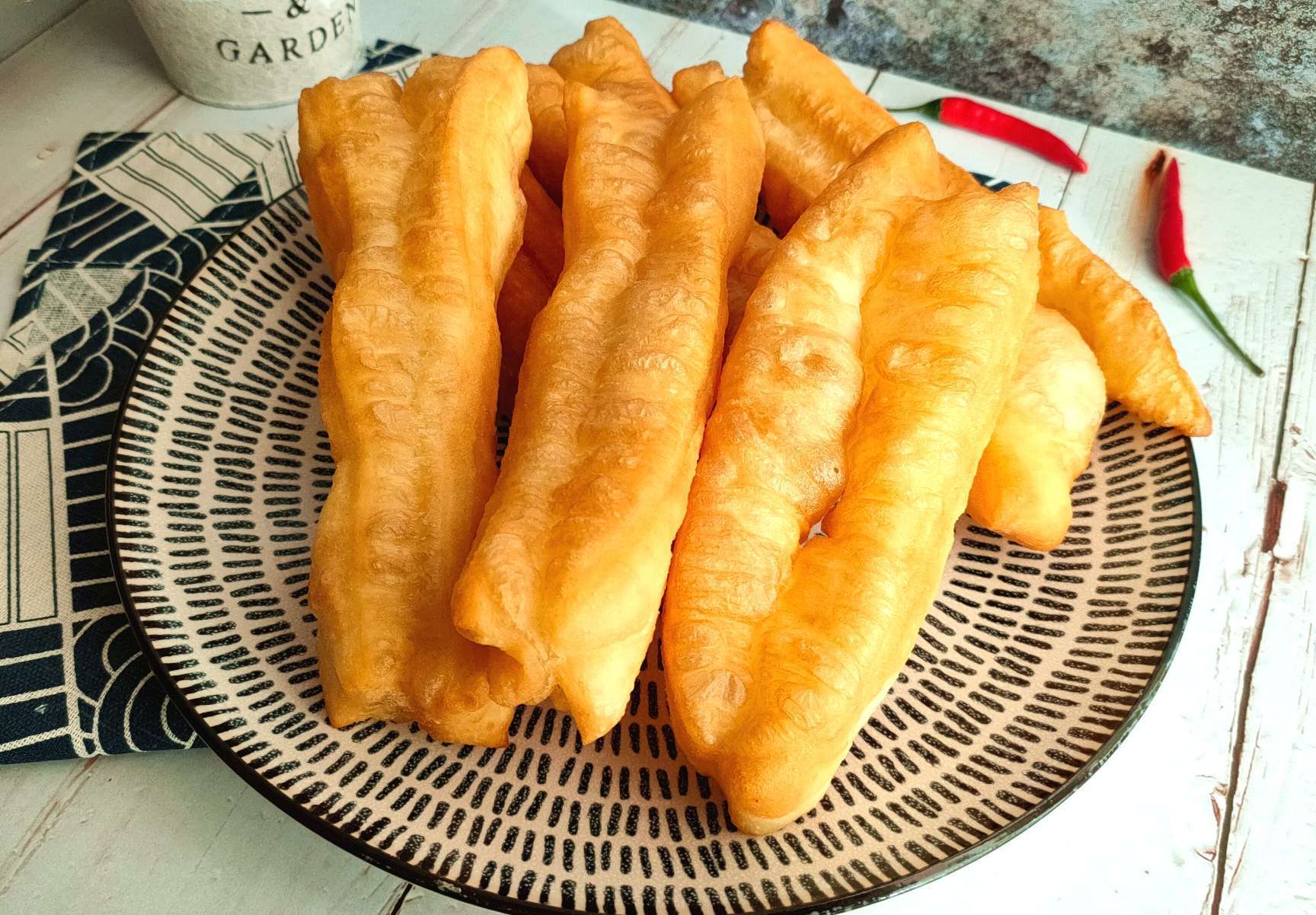 炸油條想要蓬鬆酥脆，有人加雞蛋、有人加酵母粉，其實都不正確