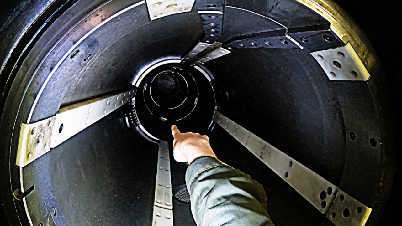 核潜艇沉没，艇员爬进鱼雷管逃生，幽闭空间让人胆寒，生路在哪？