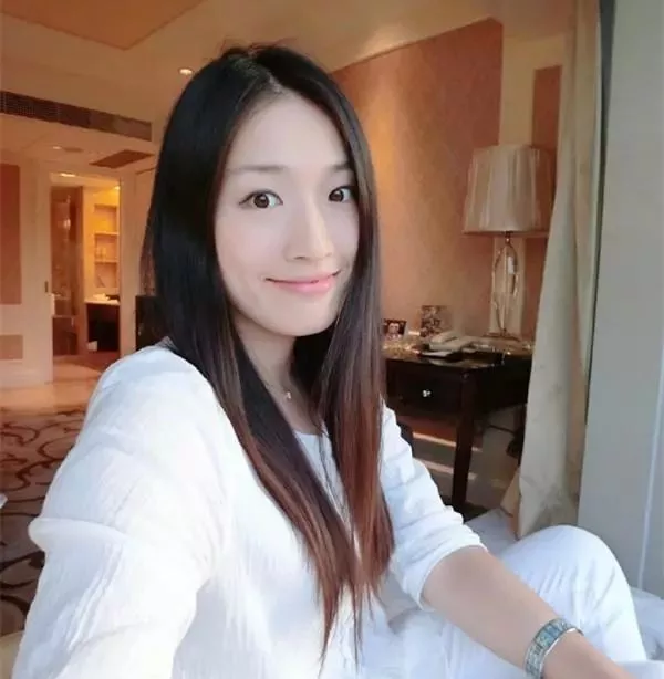 游泳女皇罗雪娟,已经37岁的她,仍然韵味十足,一副少女的模样