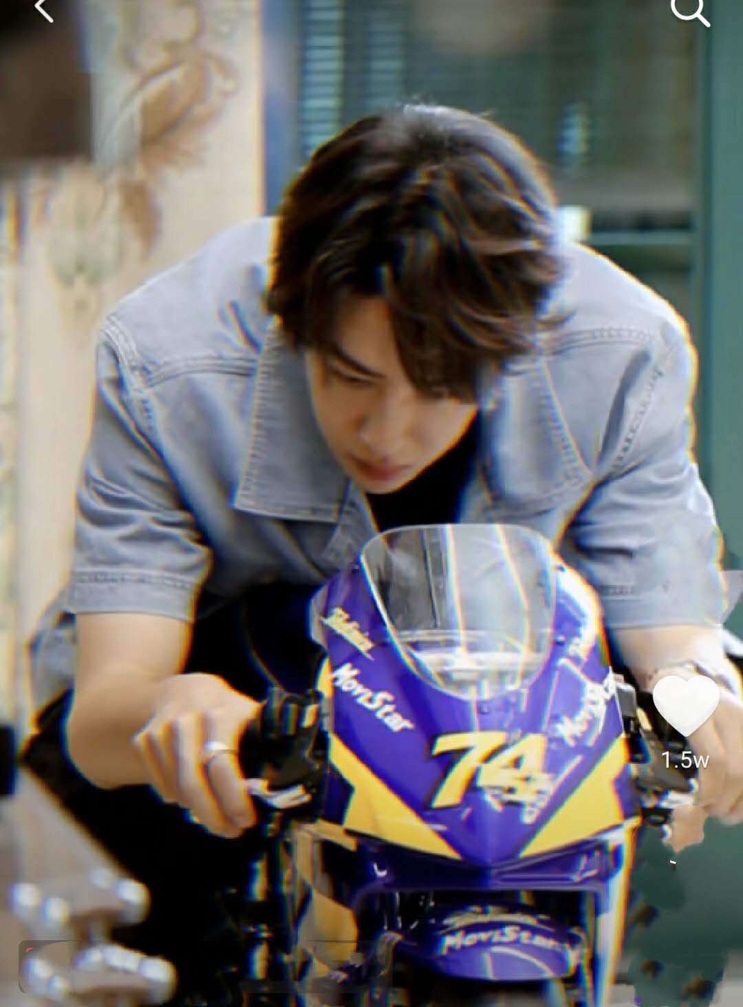 王一博带娃骑摩托车，穿拖鞋好居家，因太热脱